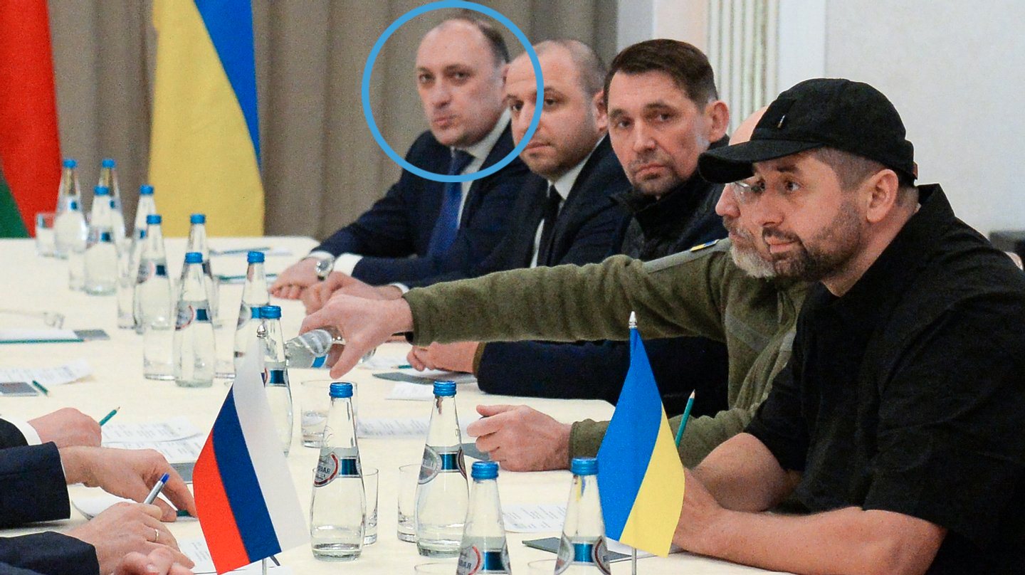 É possível ver Denys Kireev na mesa das negociações, ao fundo — o primeiro a contar da esquerda