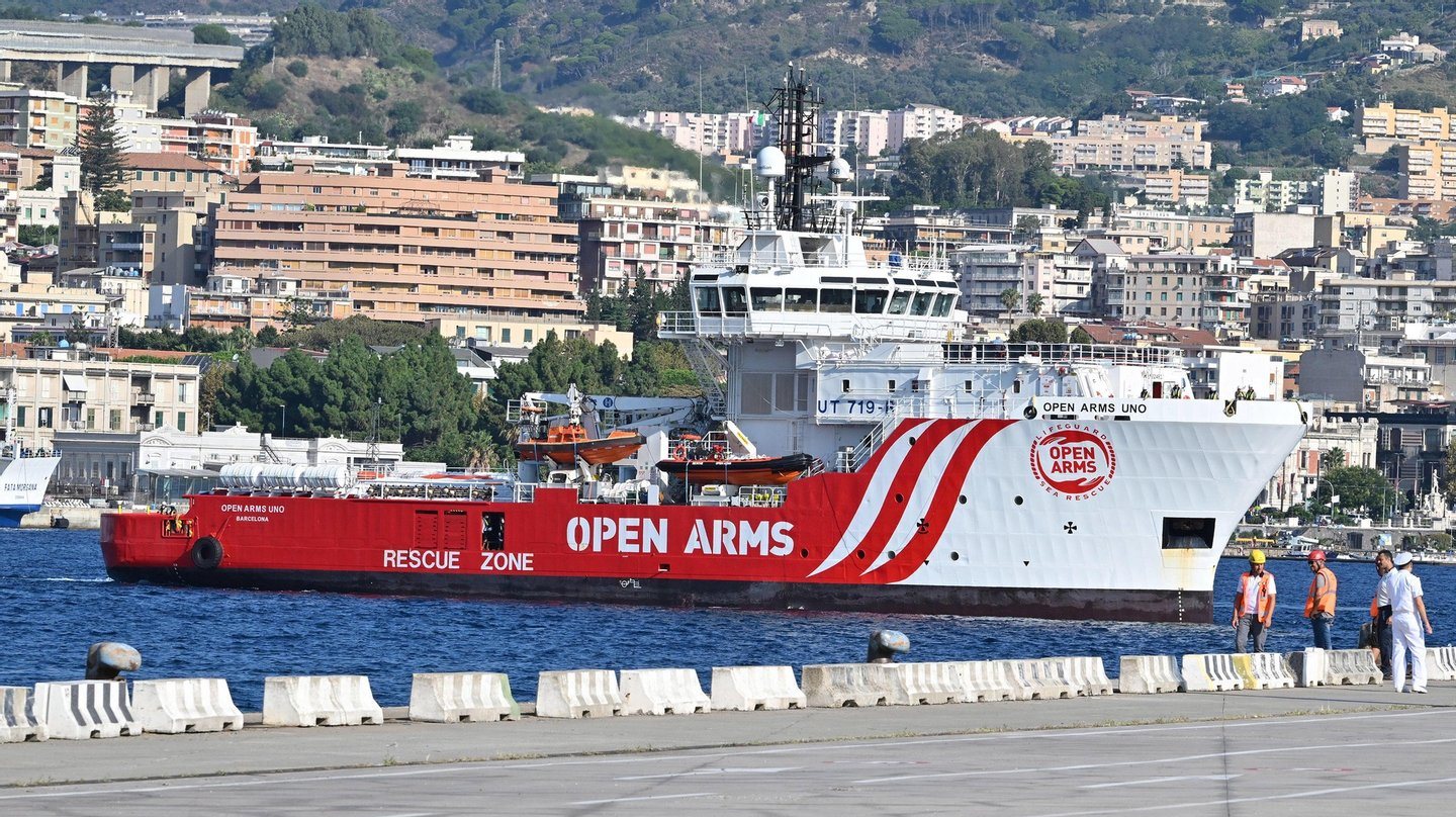 A Open Arms resgatou migrantes de seis embarcações e dirige-se agora para porto de Brindisi, Itália