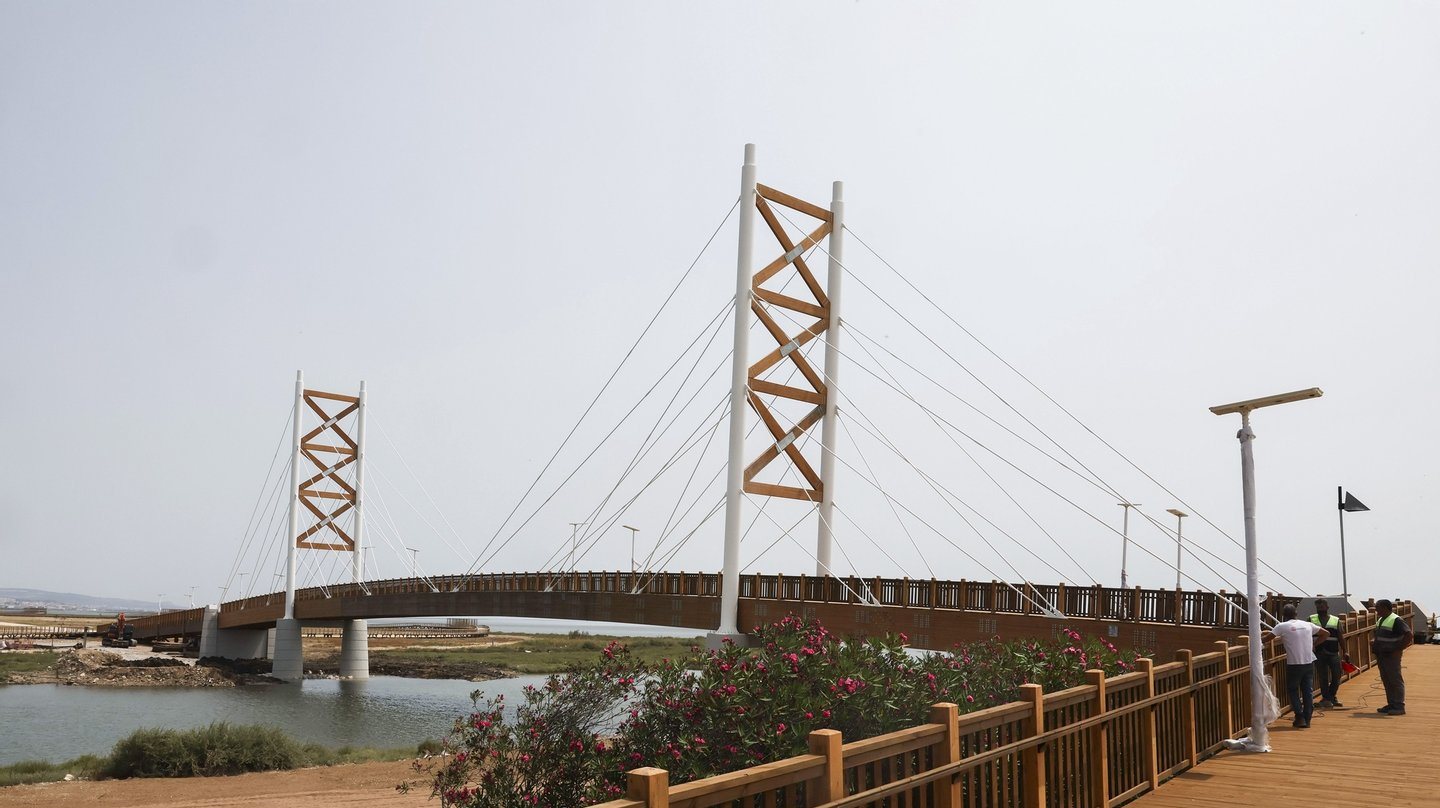 A nova ponte ciclopedonal que liga a capital ao concelho de Loures, sobre o rio Trancão, foi construída na zona oriental da cidade para a Jornada Mundial da Juventude