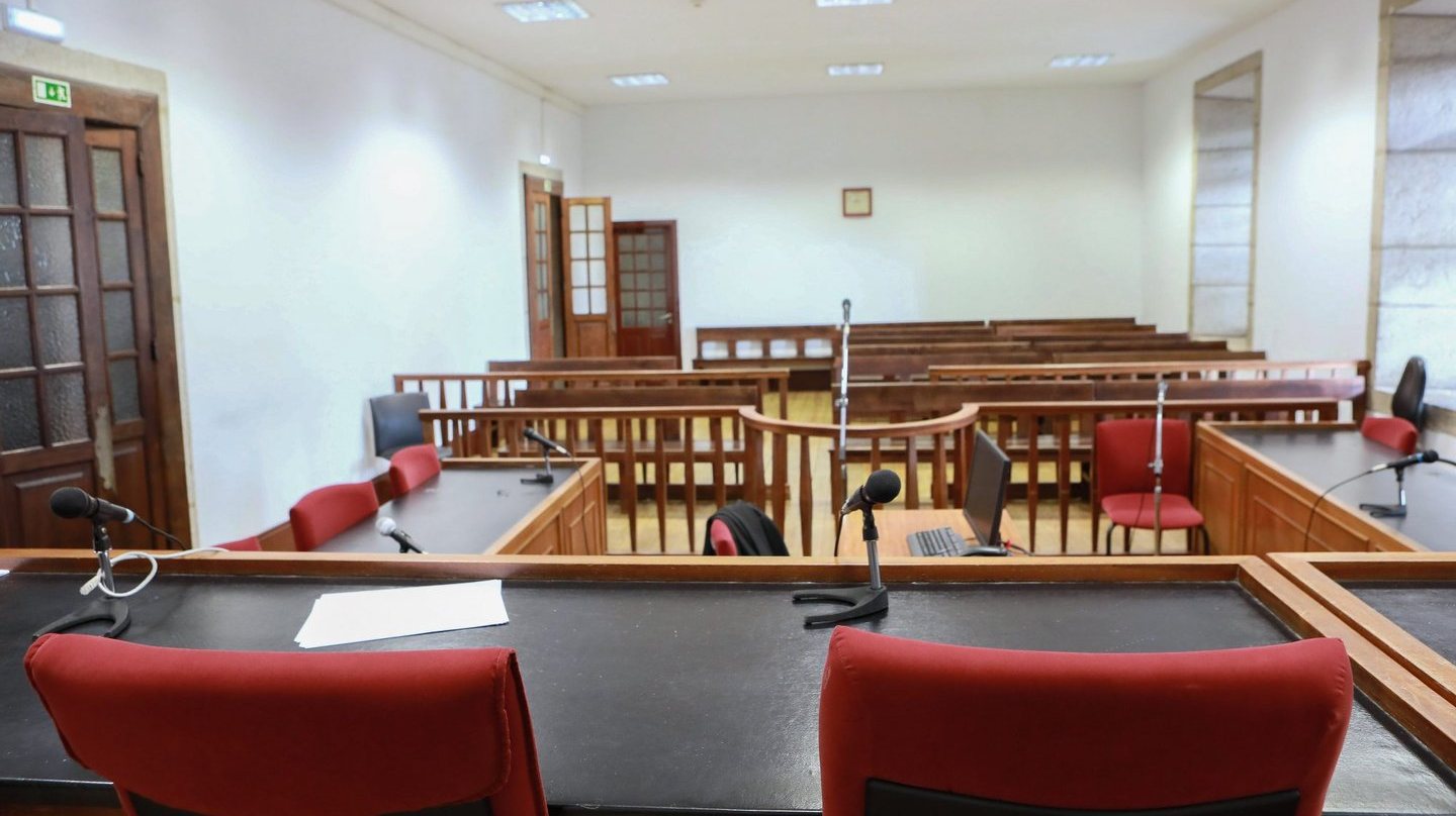 Sala de audiências vazia no tribunal de São João Novo no Porto