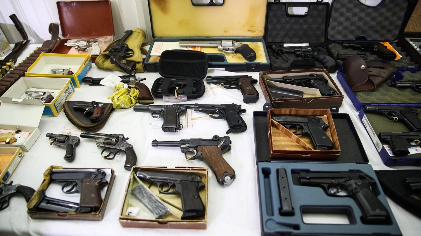 Destes dez arguidos nove estão acusados de detenção de armas de fogo e munições, sem habilitação legal para tal