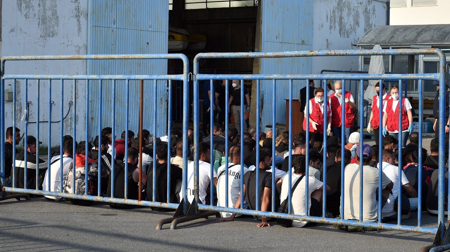 Todos os 76 migrantes foram levados para um centro de acolhimento local