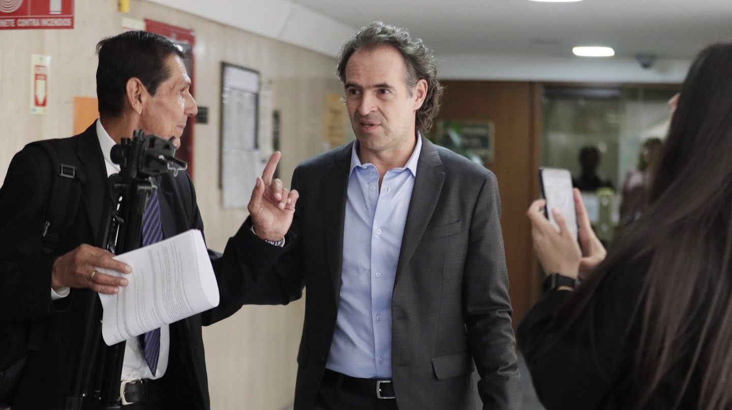 De acordo com a imprensa colombiana, o Conselho Nacional Eleitoral convocou Benedetti e Sarabia para esclarecer as declarações sobre o financiamento da campanha presidencial