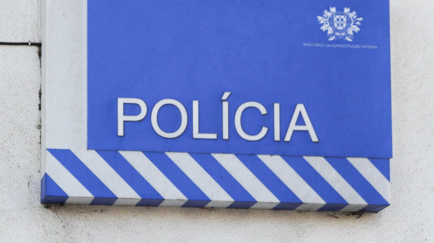 De acordo com a força policial, o crime ocorreu na via pública, na Rua Coração de Maria, junto ao centro Paroquial do Cacém, no distrito de Lisboa