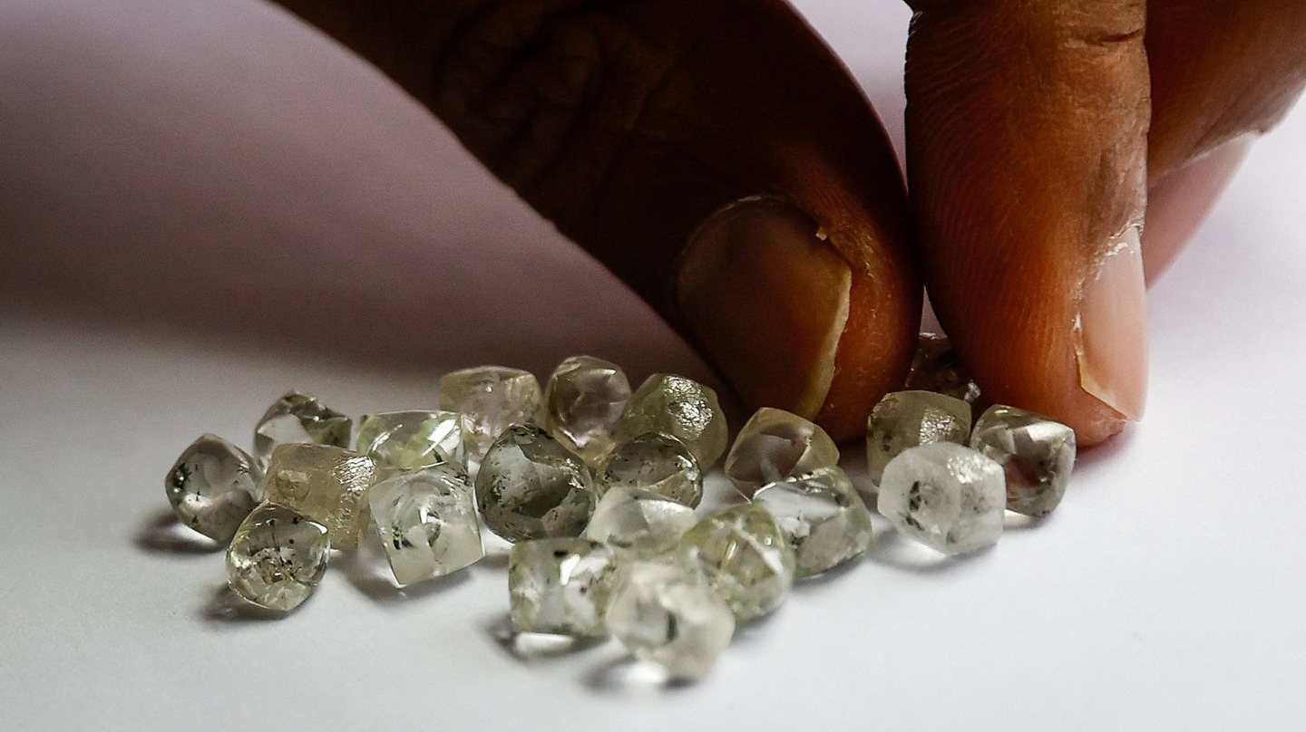 A situação atual do mercado é caracterizada por elevados stocks de diamantes lapidados