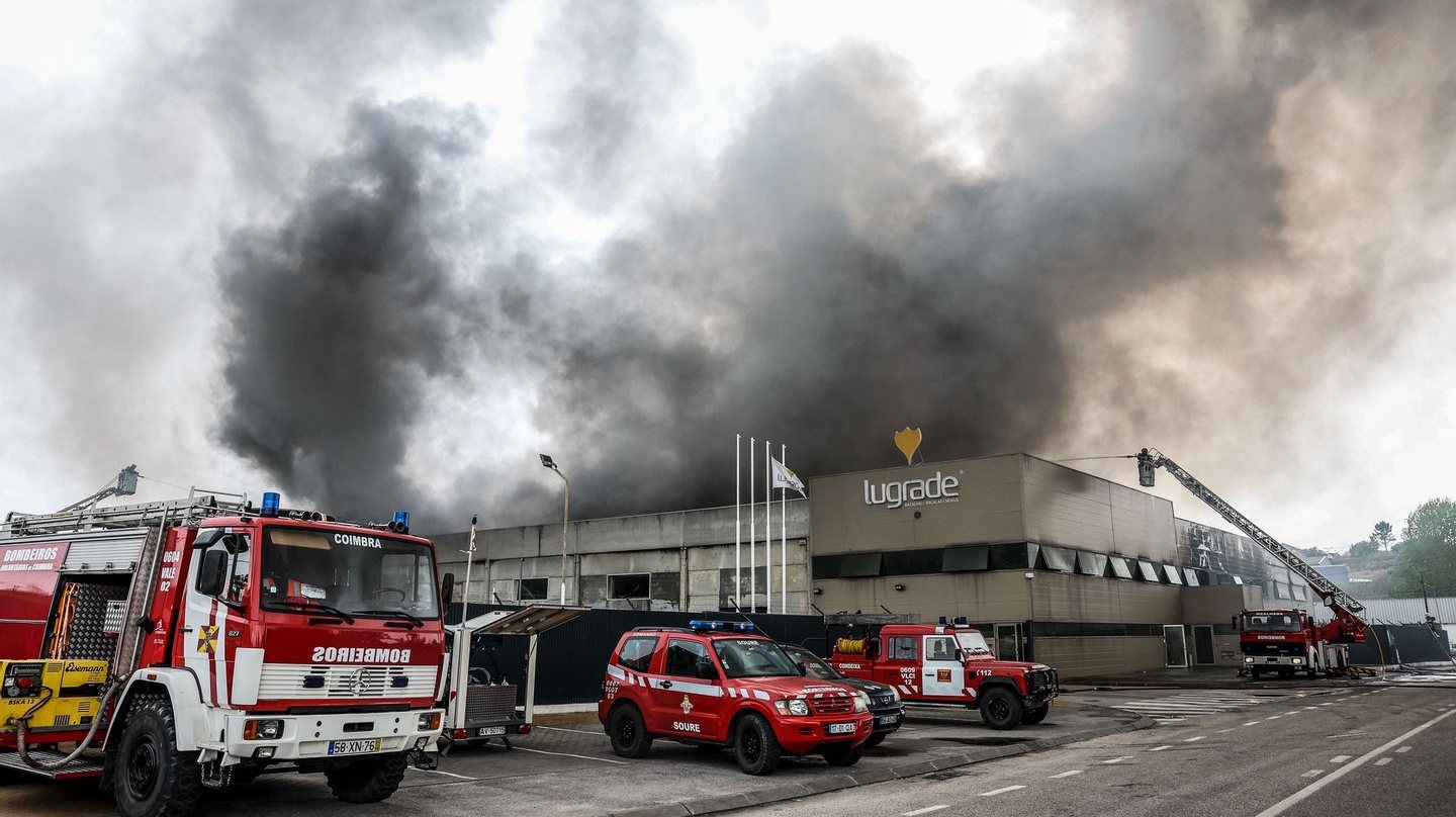 O incêndio deflagrou por volta das 21h00 de quinta-feira, na unidade da Lugrade, situada em Torre de Vilela