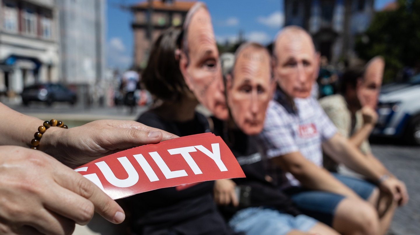 Este domingo passam três anos desde o envenenamento do líder da oposição e ativista russo Alexei Navalny. Há protestos organizados por comunidades russas em vários países