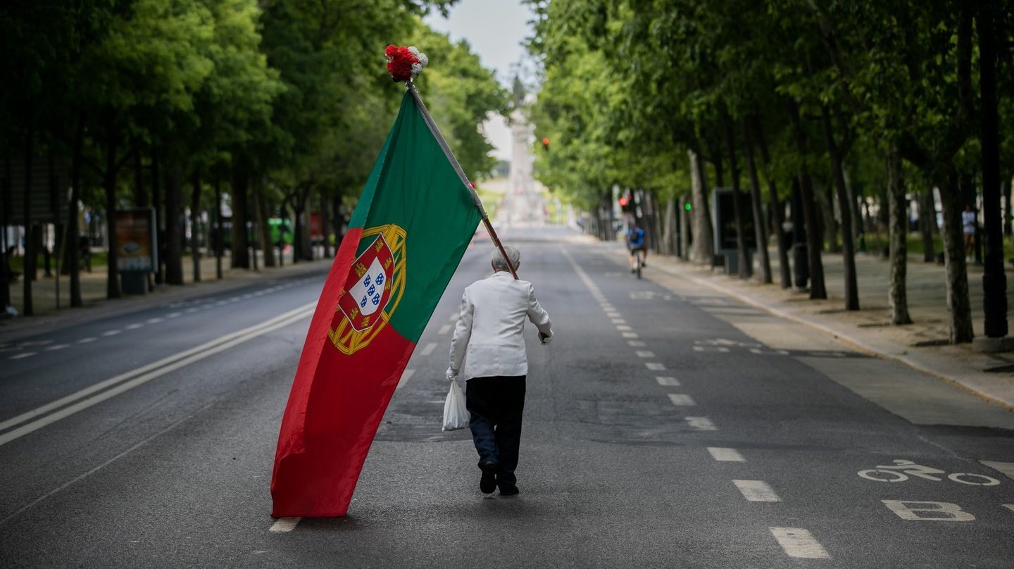 José Sena Goulão fotografou o homem que percorreu isolado a Avenida da Liberdade no dia 25 de Abril de 2020, em plena pandemia