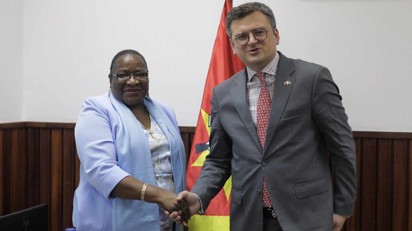 Dmytro Kuleba reuniu-se esta sexta-feira com a ministra dos Negócios Estrangeiros de Moçambique, Verónica Macamo