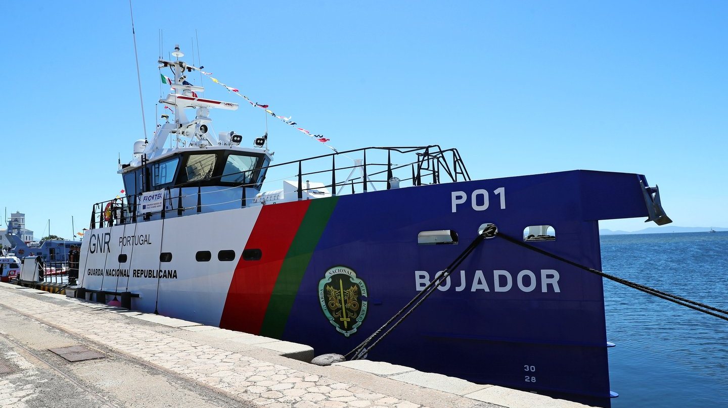 Os migrantes foram depois levados para o Porto de Crotone, onde desembarcaram em segurança