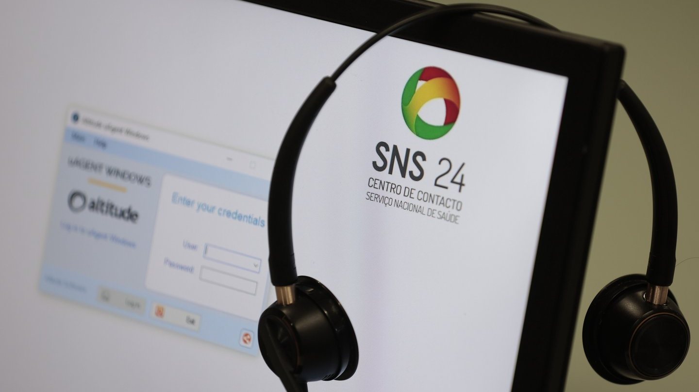 Através do SNS24 está disponível, 24 horas por dia, o serviço de aconselhamento psicológico e o atendimento por videochamada em língua gestual portuguesa