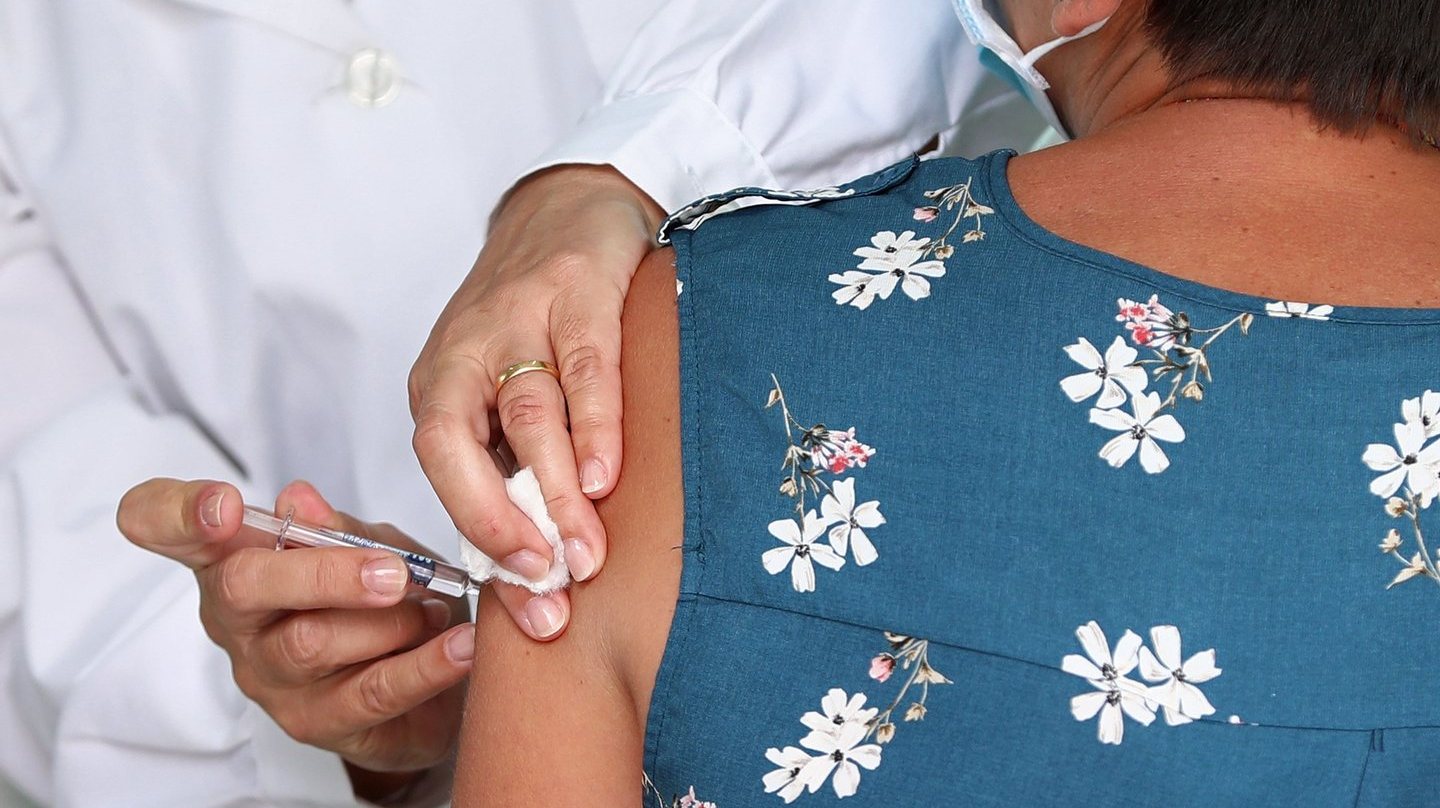 A presidente da Associação Nacional de Farmácias, Ema Paulino, estima receber entre 1,7 a 2,3 milhões de vacinas de cada tipo para a população com mais de 60 anos