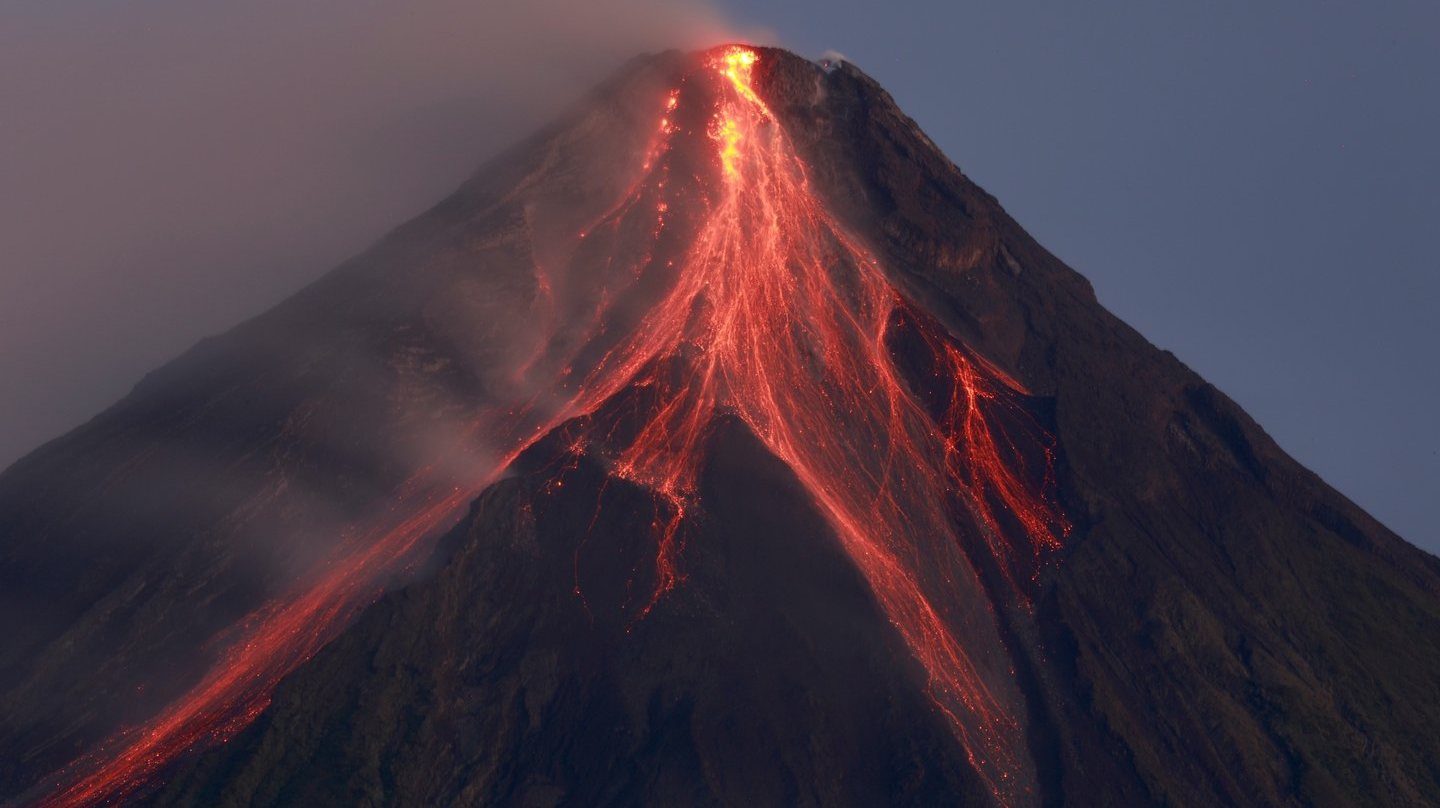 As autoridades da província de Albay disseram à EFE que transferiram os residentes num raio de seis quilómetros do vulcão, cerca de 20 mil pessoas