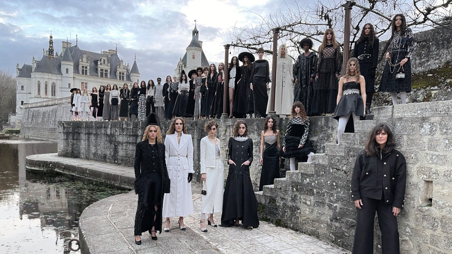Virginie Viard e as manequins da Chanel, com o Castelo de Chenonceau como pano de fundo