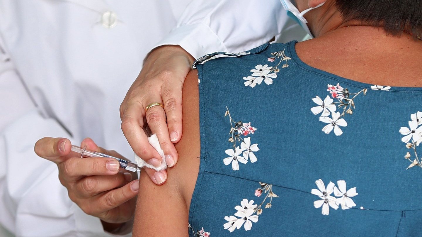 A vacinação contra a gripe, que este ano decorre em simultâneo com a da Covid-19, acontece preferencialmente nas farmácias comunitárias para os maiores de 60 anos