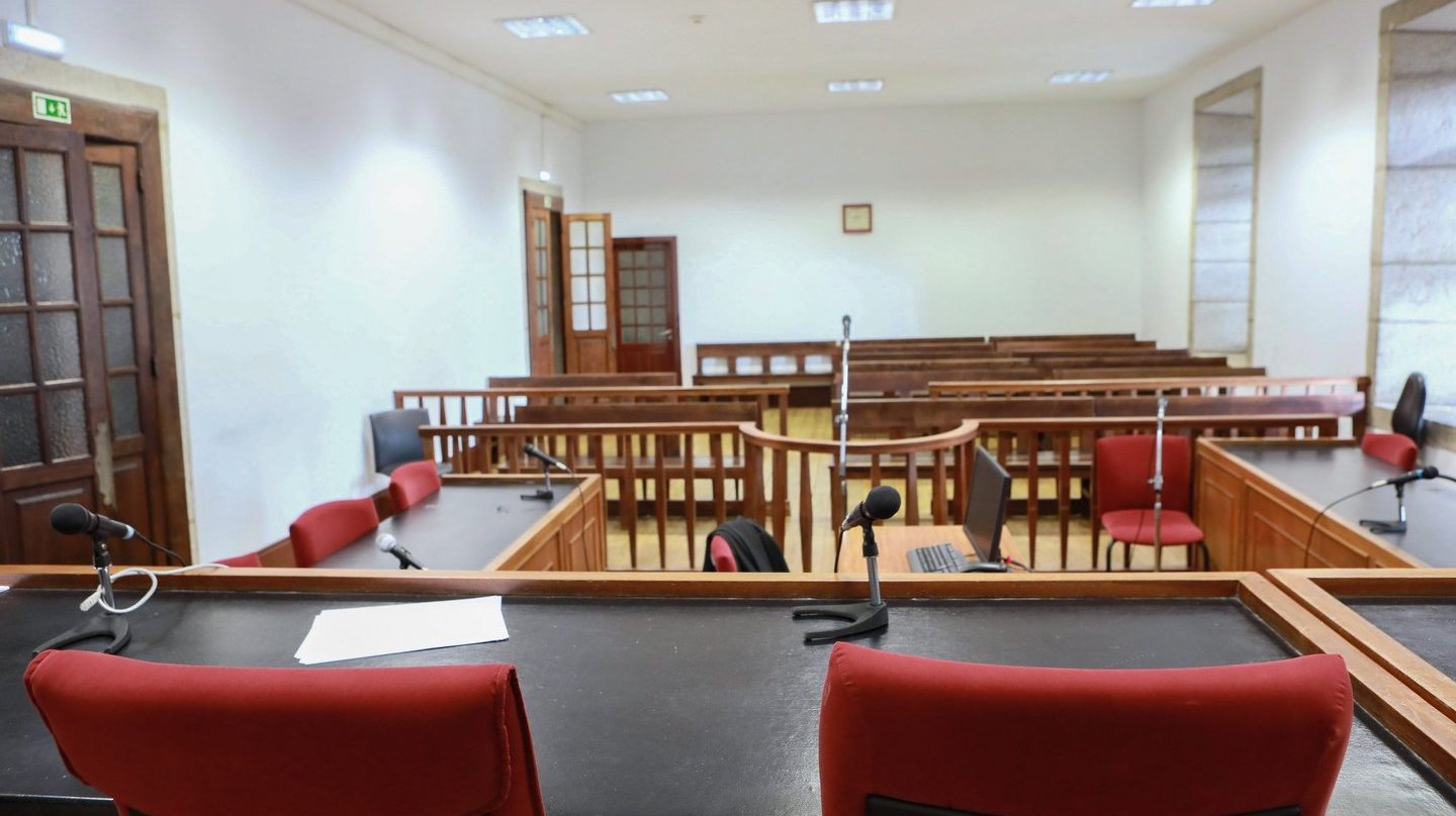 Sala de audiências vazia no tribunal de São João Novo no Porto