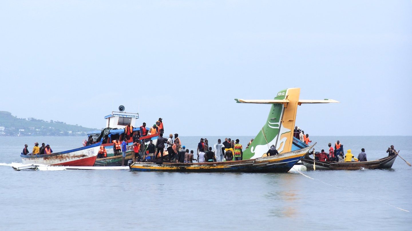 Os socorristas, segundo a emissora estatal tanzaniana TBC, já começaram a retirar da água os 49 passageiros e três membros da tripulação do avião modelo ATR 42-500