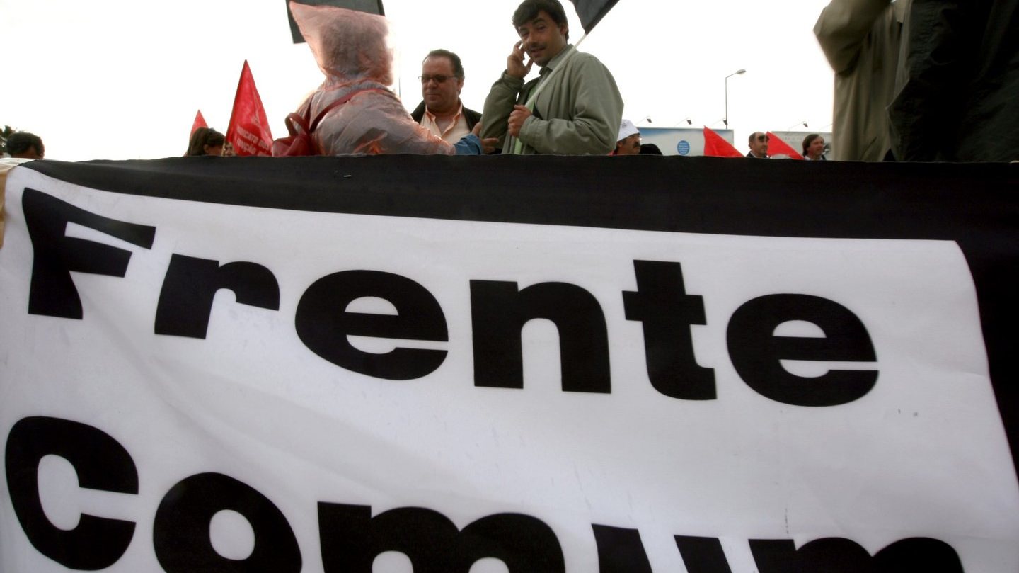 Plenário de dirigentes e activistas sindicais da Frente Comum de Sindicatos da Administração Pública, 7 de Maio de 2008, defronte do ministério das Finanças, em Lisboa