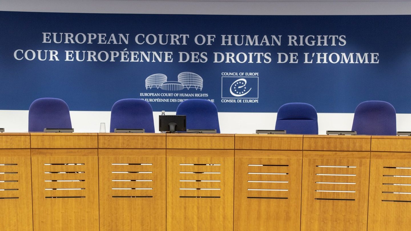 Tribunal Europeu dos Direitos Humanos considerou que os queixosos foram mantidos em detenção em condições precárias e insuficientes