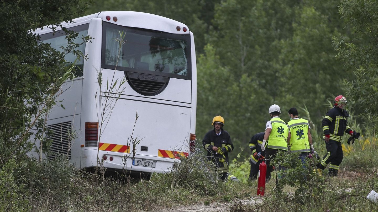Um despiste de autocarro na A1 provocou três mortos, seis feridos graves, cinco críticos e 22 feridos ligeiros
