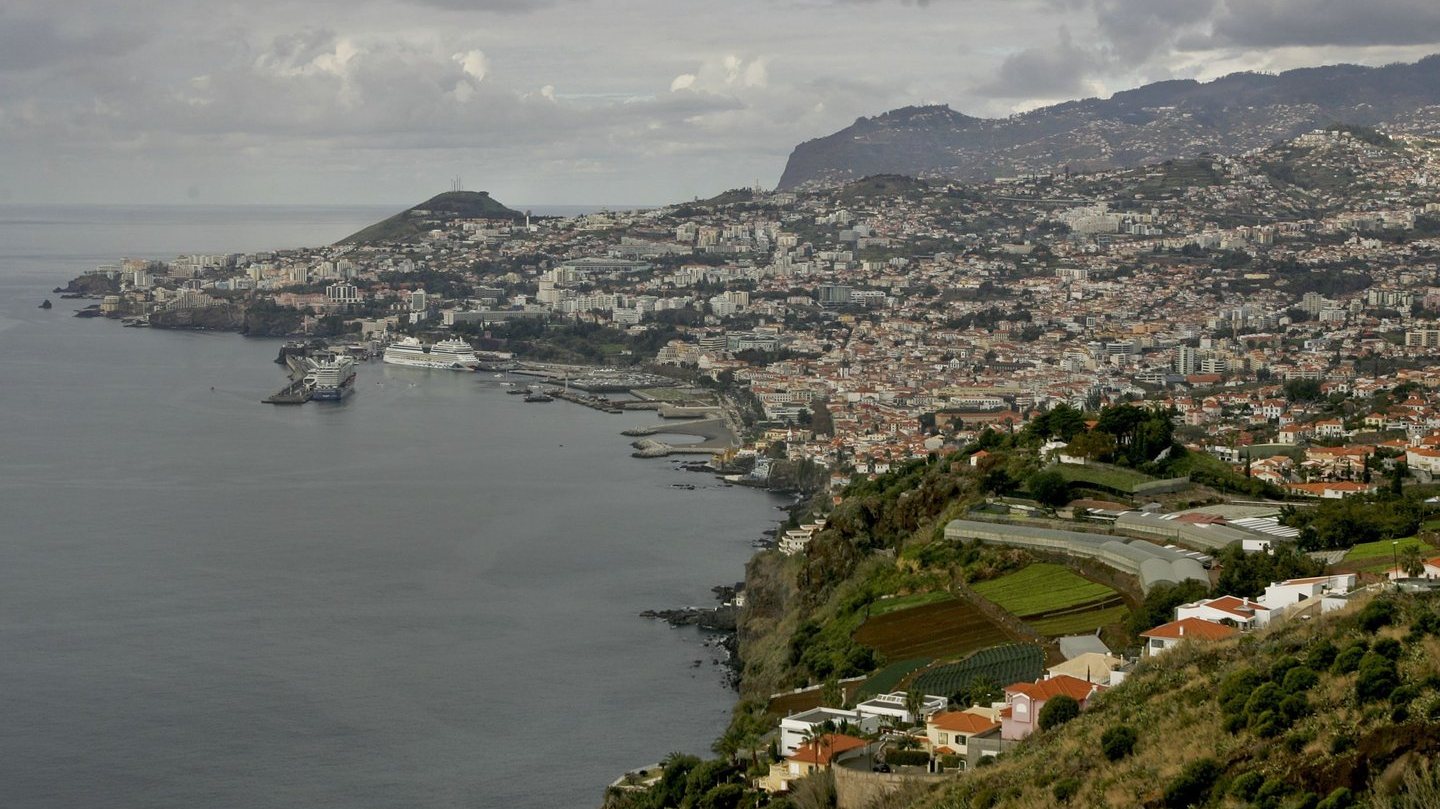 O SIRESP (Sistema Integrado de Redes de Emergência e Segurança de Portugal) funciona na RAM (Região Autónoma da Madeira) de forma permanente desde 2010
