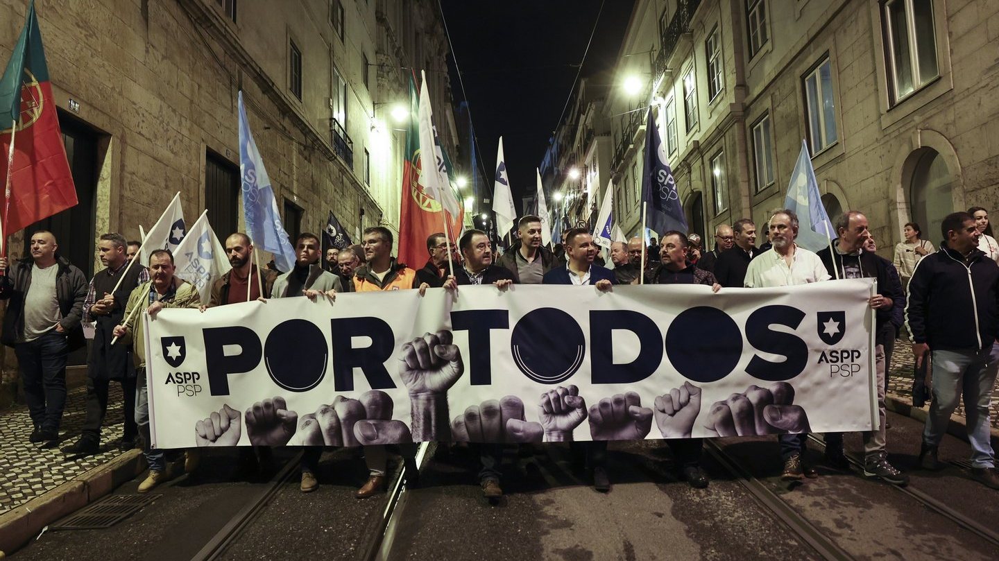 O MAI lembrou os avanços &quot;evidentes&quot; na carreira dos polícias, que se manifestam esta tarde em Lisboa, lembrando os aumentos salariais na ordem dos 100 euros e os investimentos nas condições de trabalho