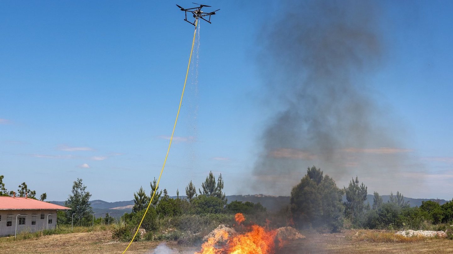 O drone apresenta uma mangueira ligada a um autotanque