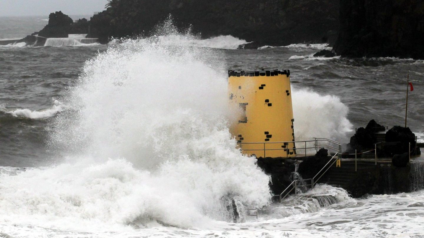 Os avisos estão baseados nas previsões do Instituto Português do Mar e da Atmosfera relativas à situação geral do estado do tempo (vento e mar) no arquipélago