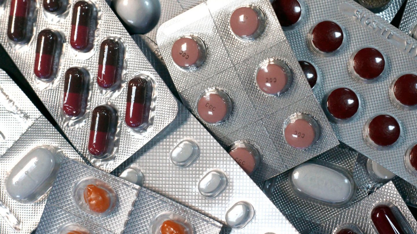 O decreto-lei prevê igualmente que as farmácias tenham, no mínimo, três medicamentos com a mesma substância ativa, forma farmacêutica e dosagem