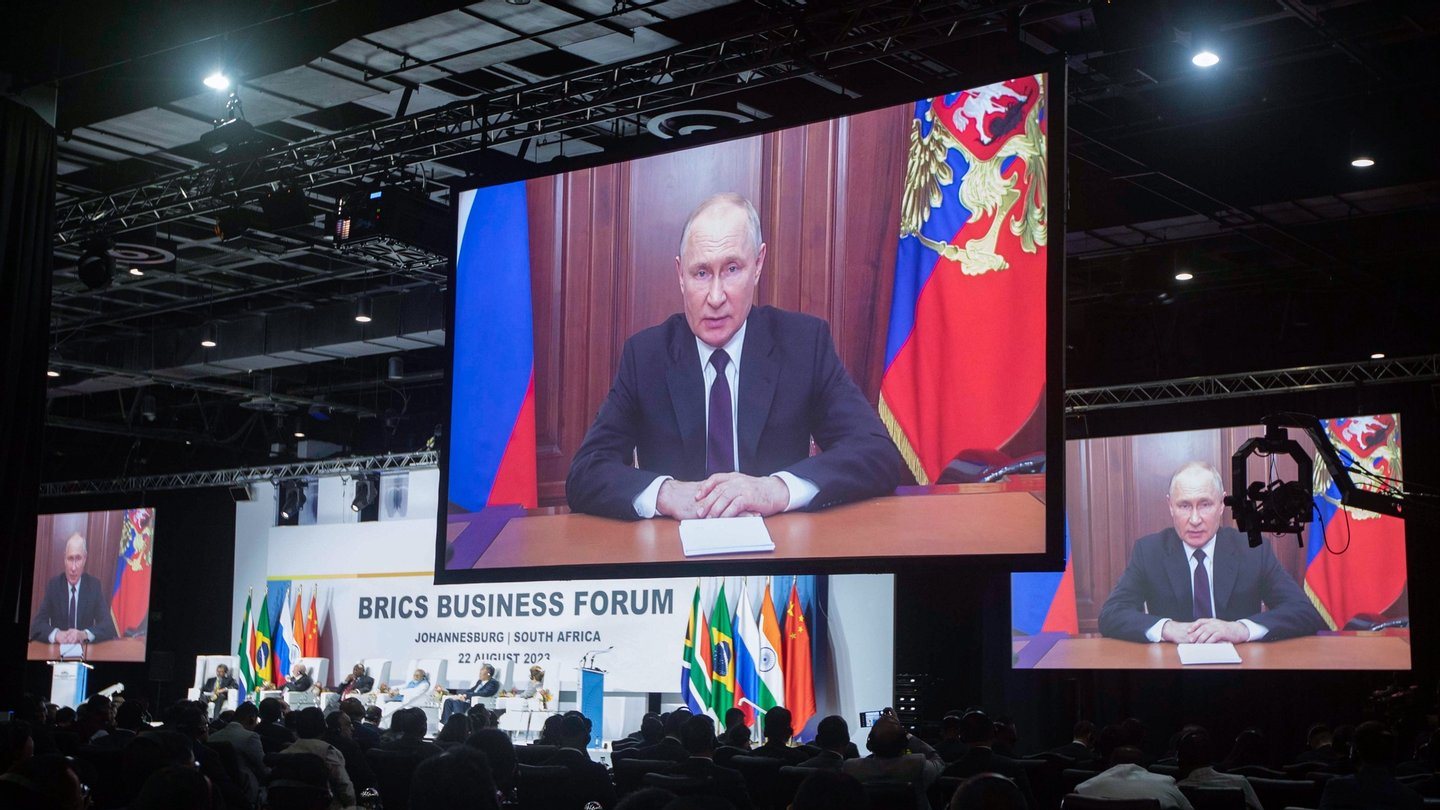 Putin é o grande ausente na cimeira de Joanesburgo, para onde decidiu não viajar por receio de ser detido na sequência do mandado de detenção emitido pelo Tribunal Penal Internacional por alegados crimes de guerra na Ucrânia