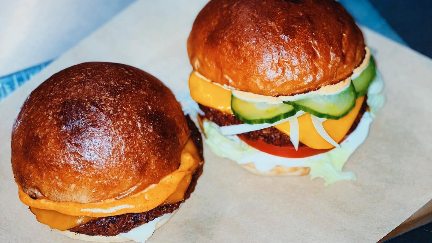 O vegetal também pode ser comida de conforto — e estes hambúrgueres são a prova disso.