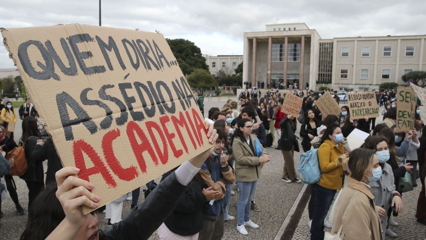 Centenas de universitários protestam contra assédio em frente à reitoria de Lisboa
