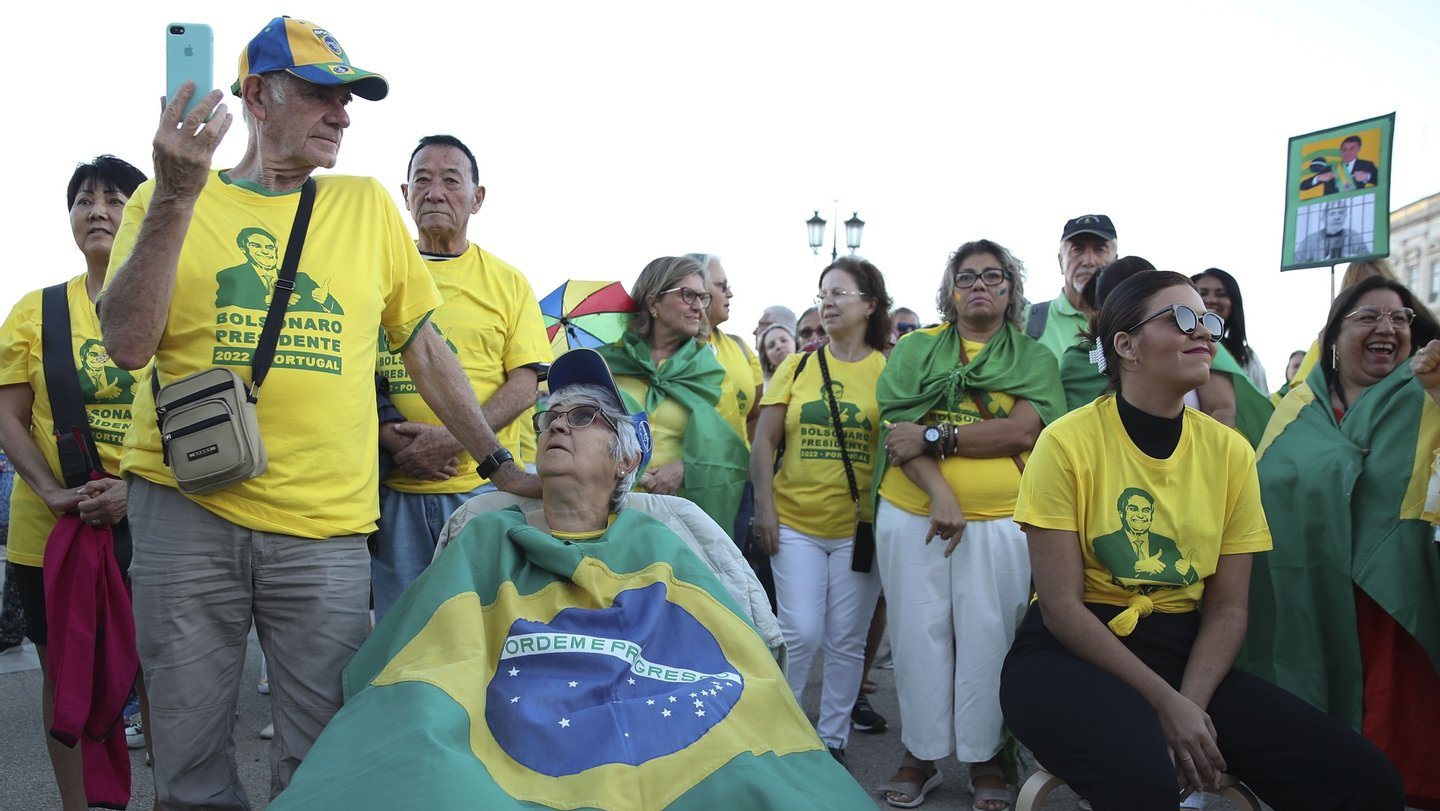 Lula da Silva lidera a corrida presidencial com mais de 44% das intenções de voto, seguido de Bolsonaro, que tem mais de 30% do apoio até ao momento, segundo a média das sondagens divulgadas no Brasil