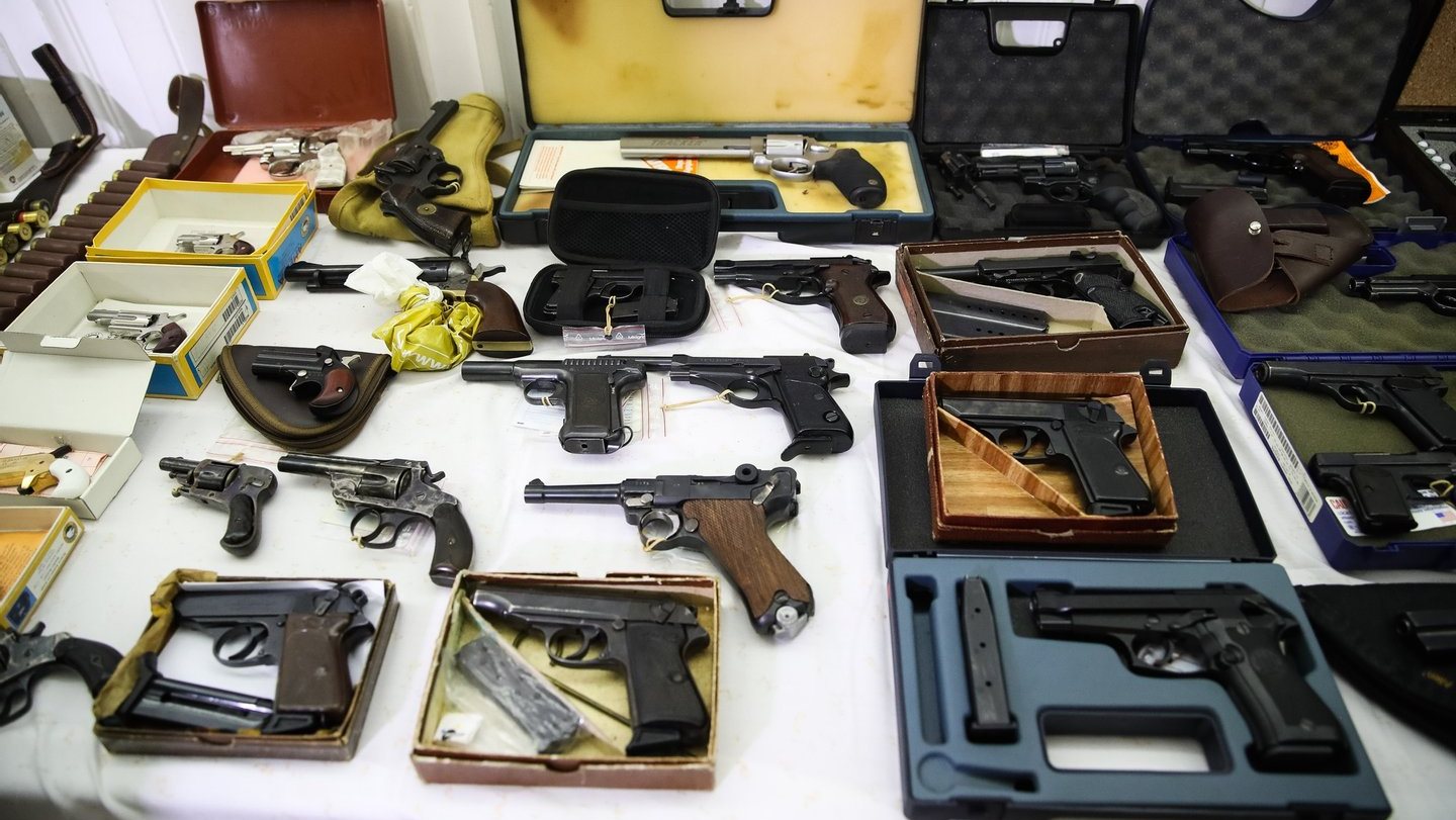 Foram também detidos cinco indivíduos em flagrante delito pela posse de armas proibidas, nomeadamente 1300 munições e 11 armas de fogo de diversos calibres