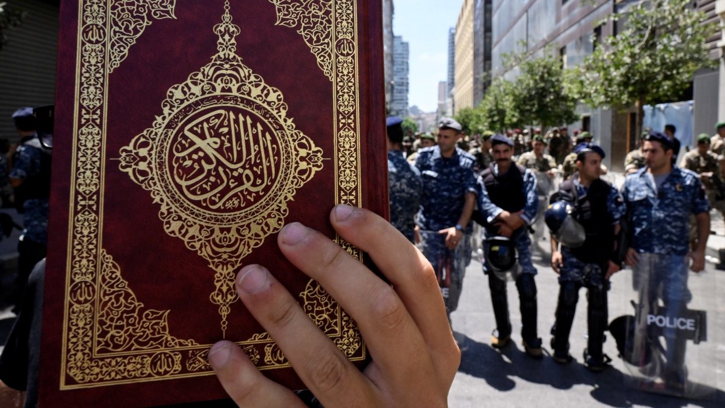 No mês passado, um homem queimou uma cópia do Corão do lado de fora de uma mesquita de Estocolmo, durante o principal feriado muçulmano de Eid al-Adha (Festa do Sacrifício)