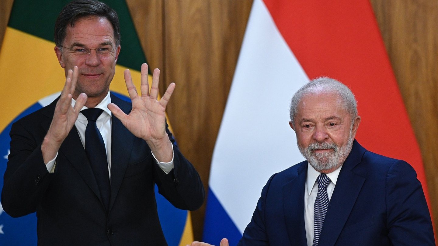 O primeiro-ministro neerlandês explicou a Lula da Silva que os Países Baixos fornecem armas à Ucrânia porque se não o tivessem feito &quot;a Ucrânia tinha caído nas primeiras semanas dessa terrível guerra&quot;
