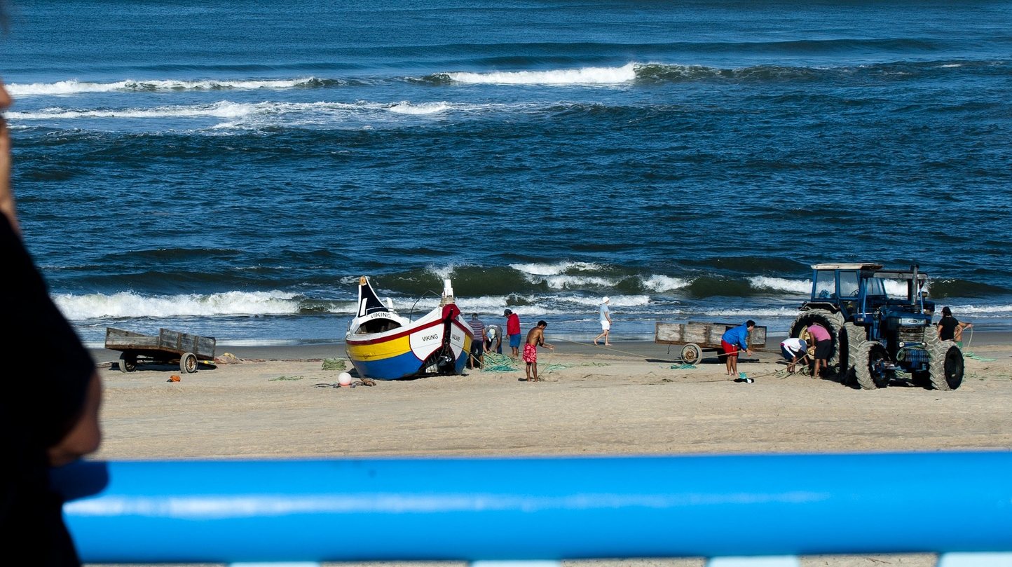 Naufrágio de cinco pescadores de arte xávega na praia da Vieira no concelho da Marinha Grande. Pescadores foram salvos e voltaram para recolher o material do barco, 25 de outubro de 2014. RICARDO GRAÇA/LUSA