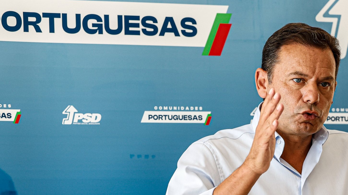 O presidente do PSD, Luis Montenegro, usa da palavra após o almoço do encontro de verão das Comunidades Portuguesas em Albufeira, no Algarve, 12 de agosto de 2023. LUÍS FORRA/LUSA