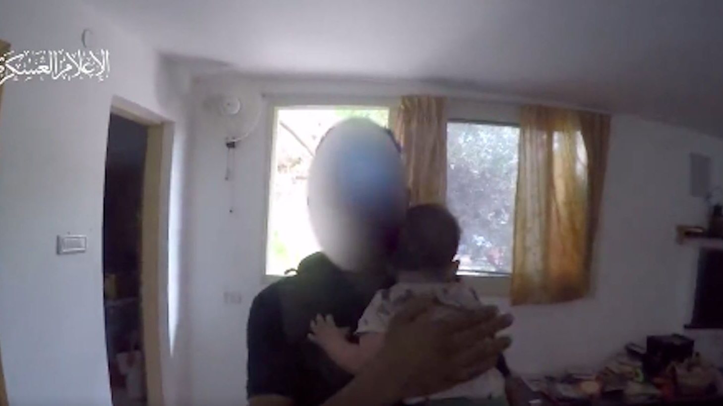 Hamas divulga vídeo de militantes a pegar ao colo crianças e bebés raptados num kibbutz
