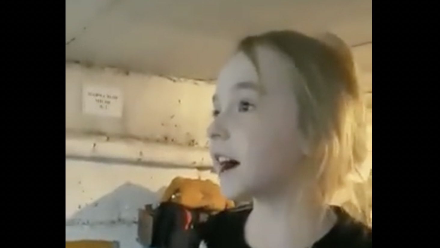 Amelia canta &quot;Let it Go&quot; na versão ucraniana enquanto se refugia num bunker, em Kiev