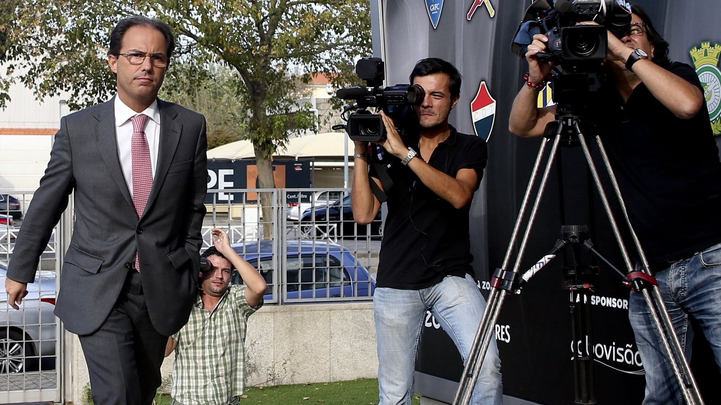 O representante do SL Benfica, Silvio Cervan (E), à chegada à assembleia geral eleitoral da Liga Portugal, na sede da organização, Porto, 27 de outubro de 2014. A lista A, presidida por Luís Duque, é a única candidata aos órgãos sociais da Liga Portugal. JOSÉ COELHO/LUSA