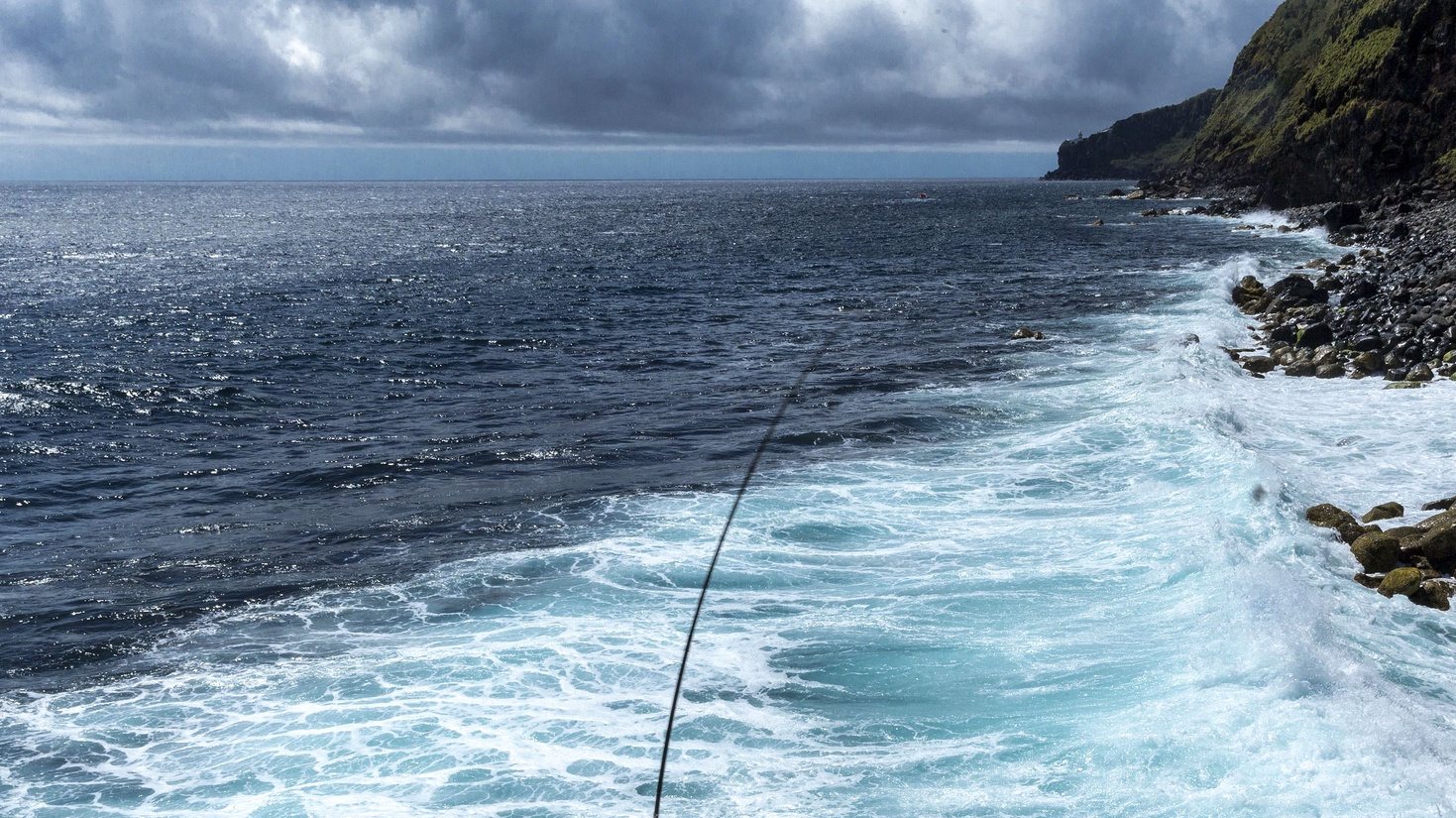 Um popular pesca numa praia do concelho do Nordeste, Ilha de São Miguel, Açores, 18 de maio de 2020.  O concelho do Nordeste foi último do país a sair da cerca sanitária por causa da covid-19. EDUARDO COSTA /LUSA