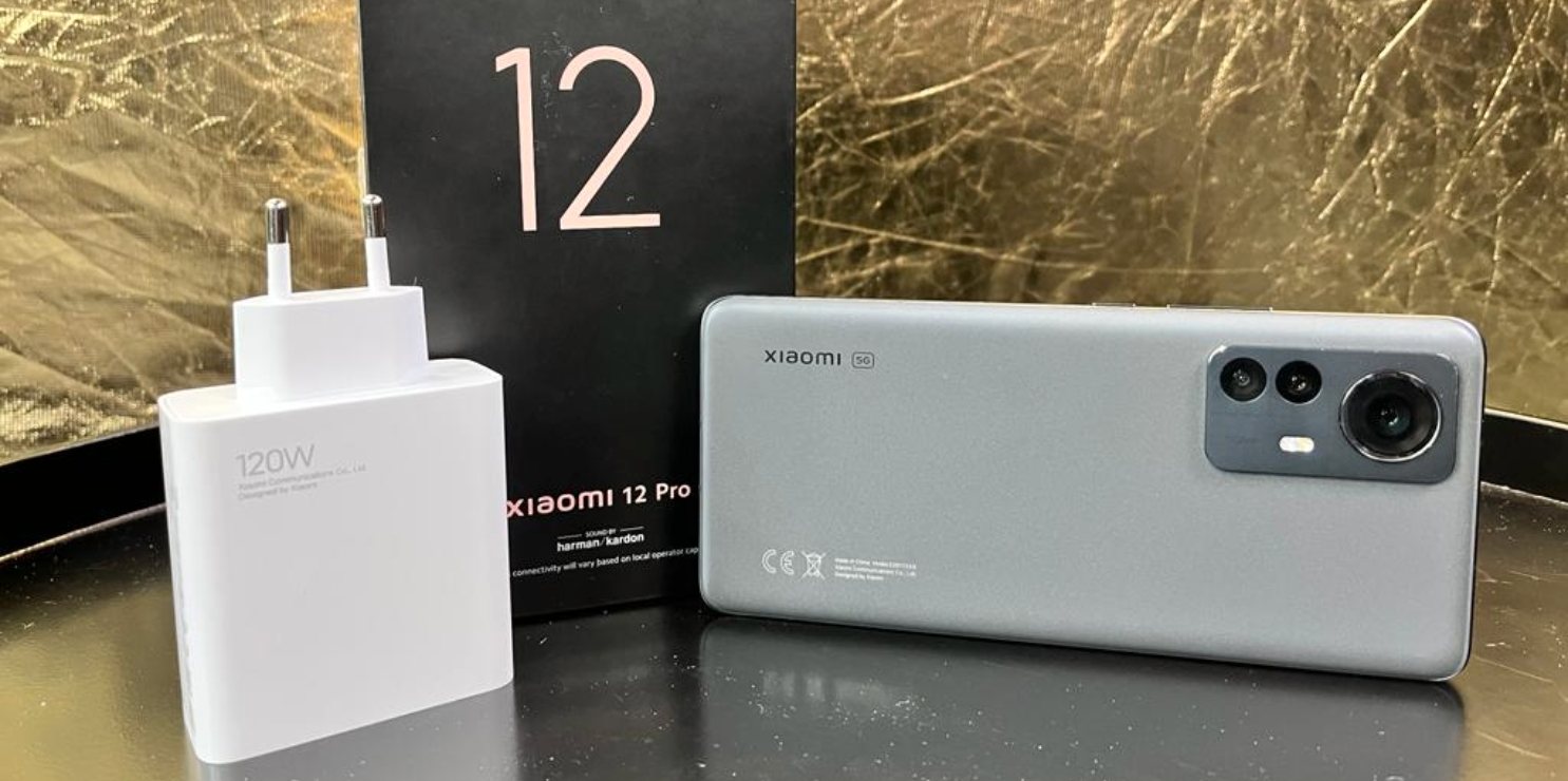 O Xiaomi 12 Pro conta com um grande carregador de 120 watts para poder carregar rapidamente o aparelho