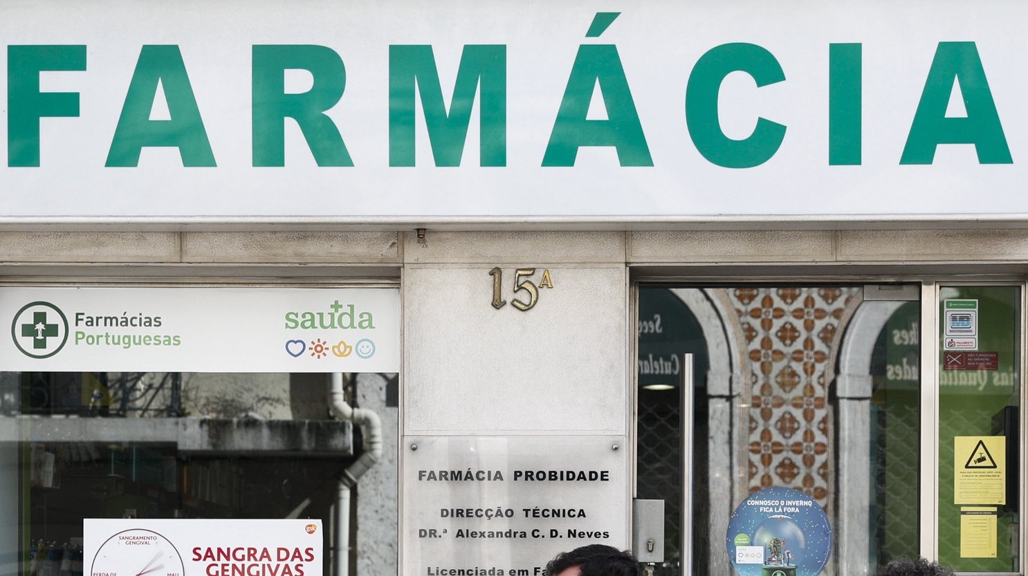 Utentes aguardam pela sua vez à entrada de uma farmácia devido ao Covid-19, em Lisboa, 16 de março de 2020. Segundo a Direção-Geral da Saúde (DGS), em Portugal há 331 casos de pessoas infetadas com a doença Covid-19, registando-se também um morto. ANTÓNIO COTRIM/LUSA