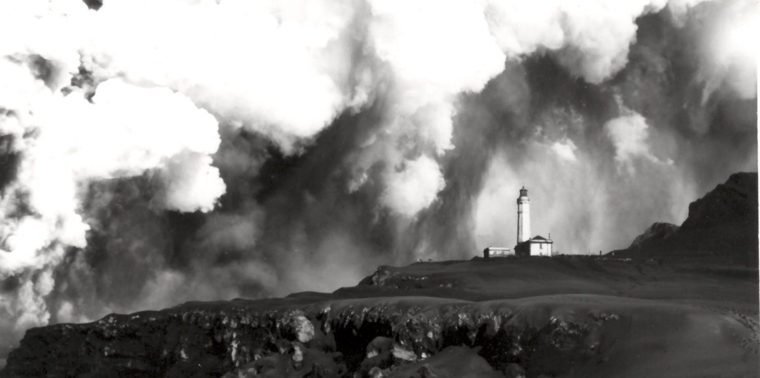 O vulcão dos Capelinhos esteve em erupção entre 21 de setembro de 1957 e 24 de outubro de 1958, na ponta oeste da ilha açoriana do Faial