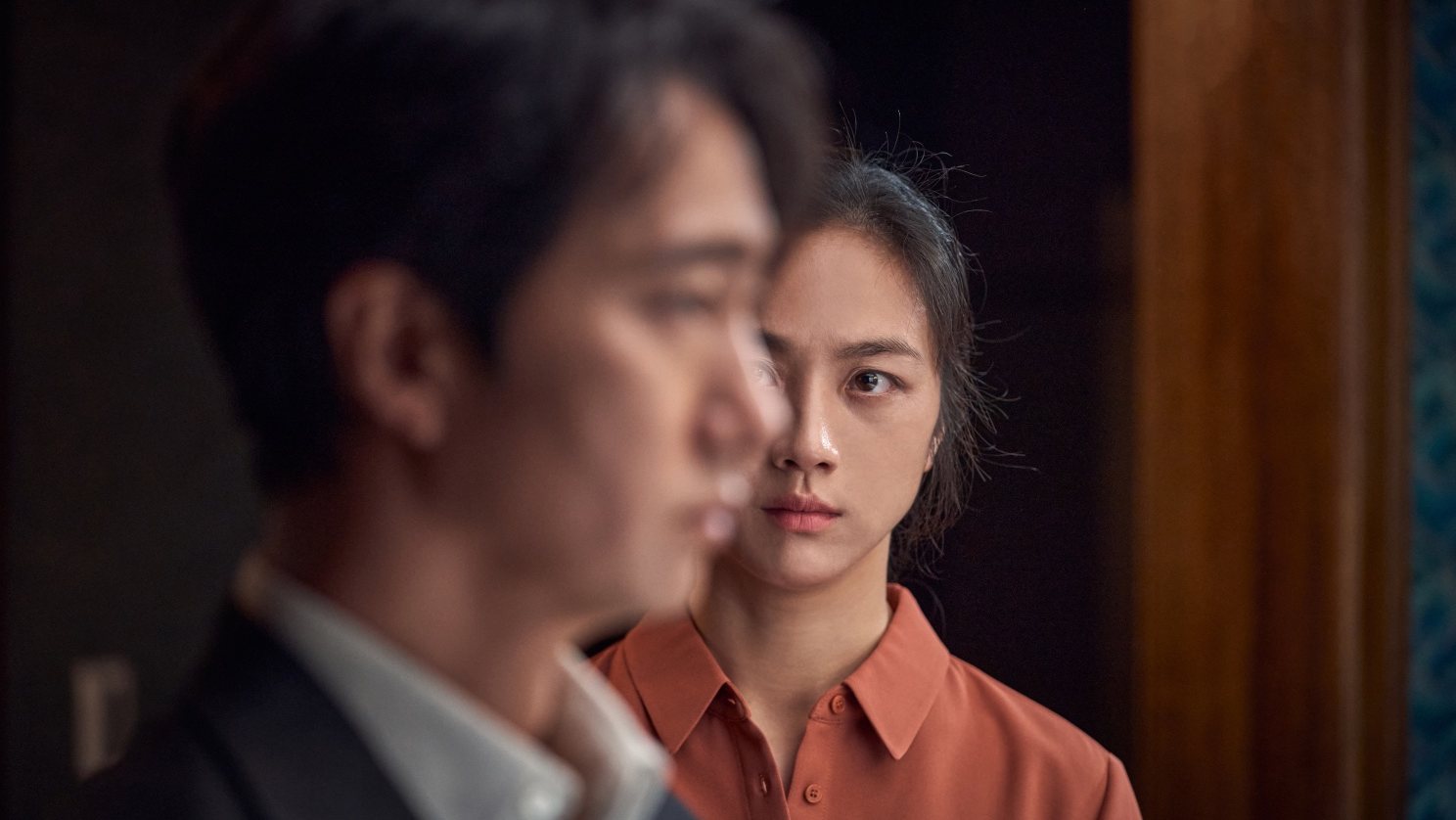 A relação entre Hae-joon e Seo-era (Park Hae-il e Tang Wei) é um dos focos da narrativa de &quot;Decisão de Partir&quot;