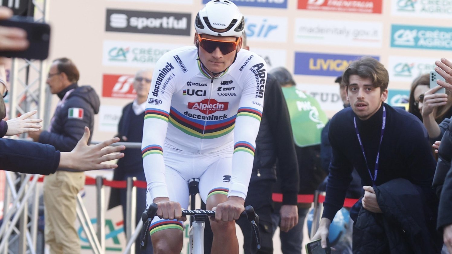 epa11223629 Dutch rider Mathieu Van Der Poel of the team Alpecin - Deceuninck before 115th Milan-Sanremo one-day cycling race, Pavia, Italy, 16 March 2024.  EPA/ROBERTO BETTINI