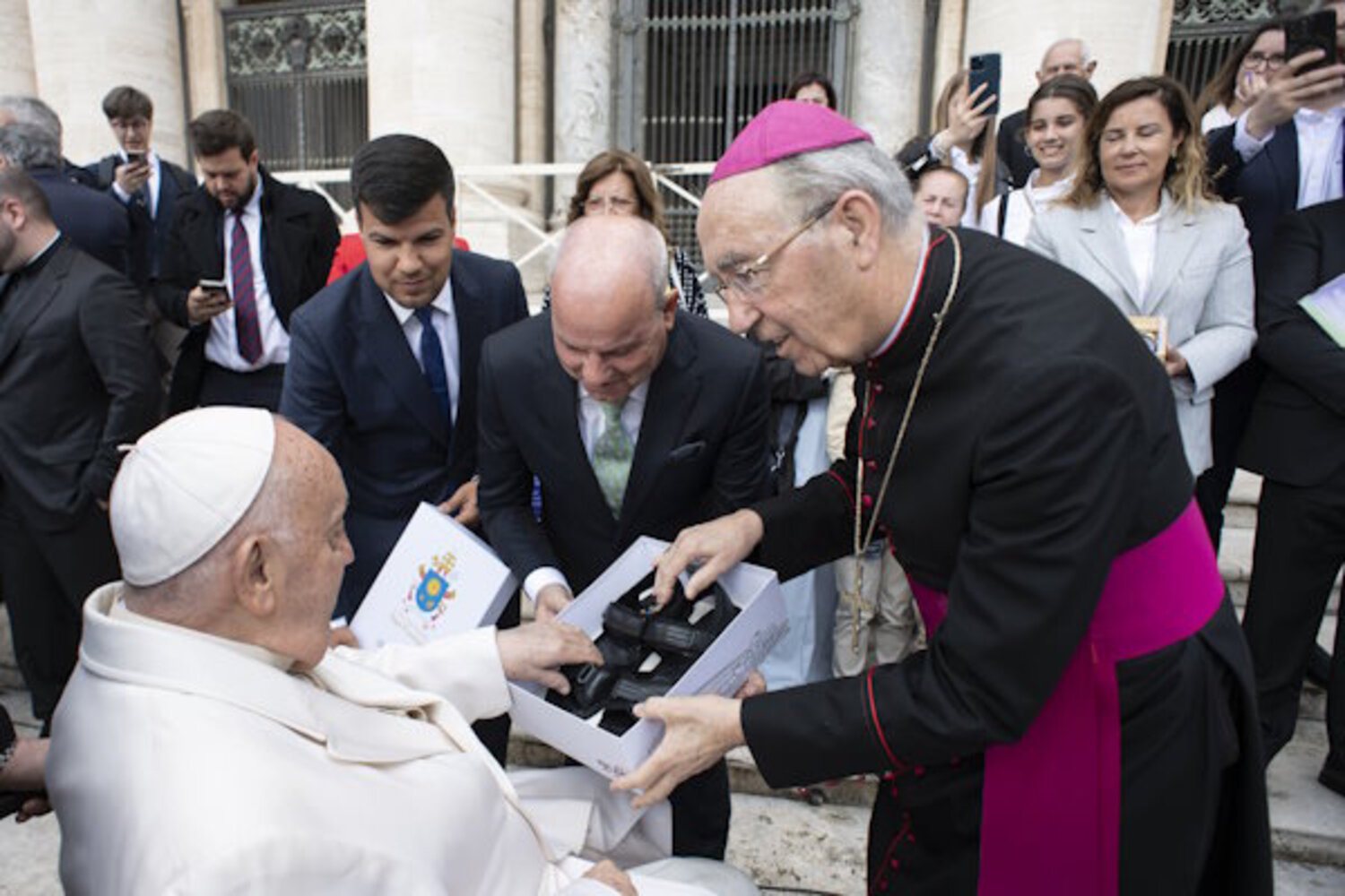 Papa recebe sapatos portugueses, da Ricap