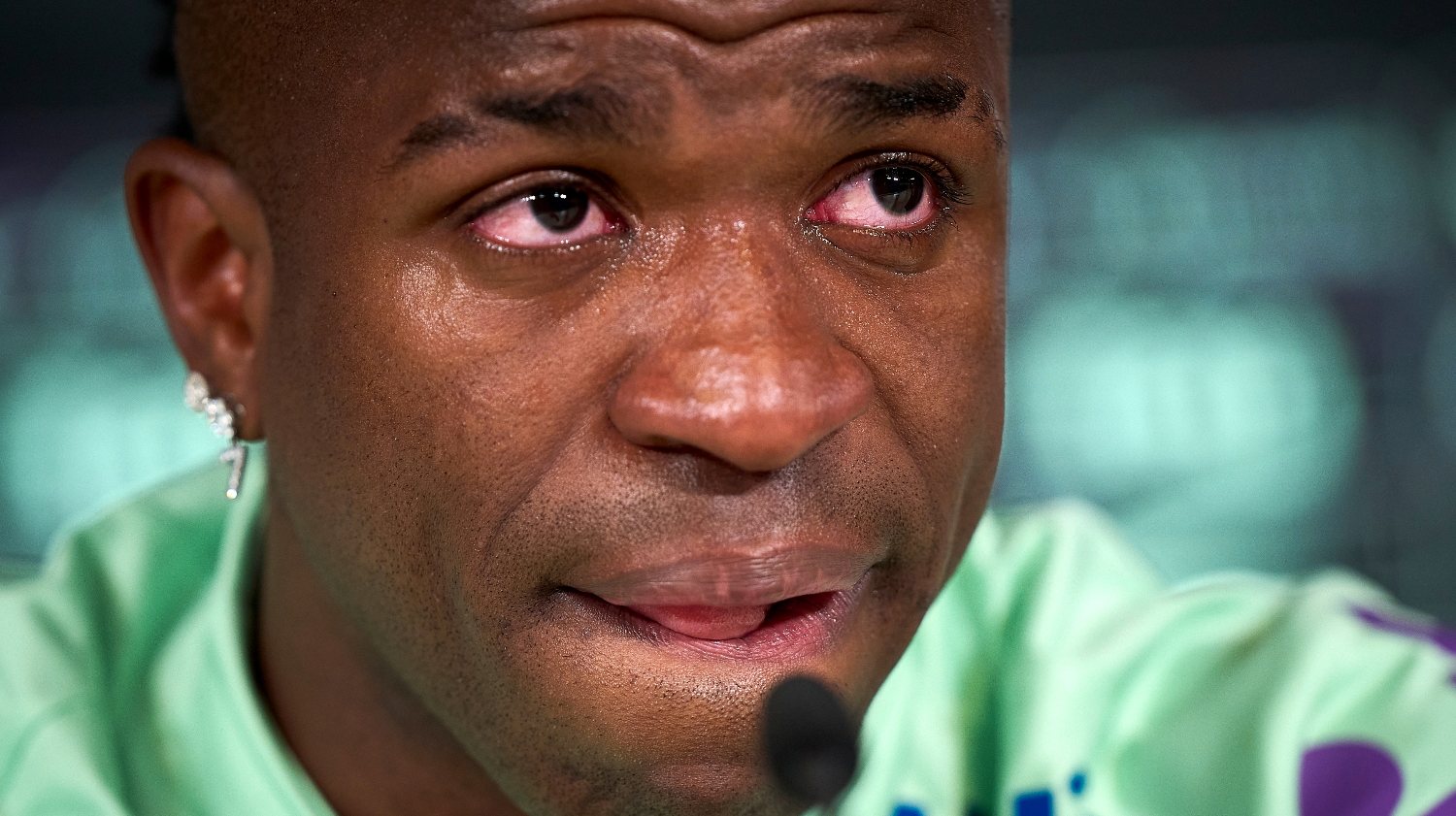 Vinícius Jr. não aguentou as lágrimas a meio da conferência de imprensa antes do jogo particular entre Brasil e Espanha no Santiago Bernabéu