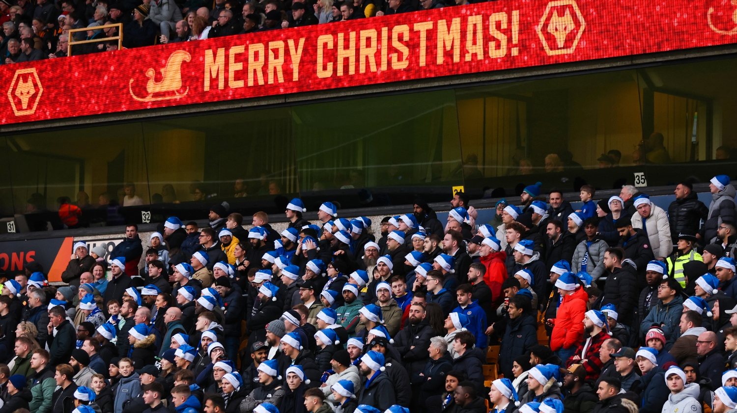 Adeptos do Chelsea assistiram ao jogo frente ao Wolverhampton vestidos a rigor mas viram a equipa sofrer mais uma derrota na véspera de Natal